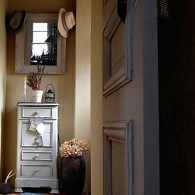 Entrée aux tons neutres L’entrée de la maison est dans une ambiance neutre avec ses murs à la chaux « muscade » de chez Ressources et sa terre cuite qui respectent l’ambiance champêtre des lieux. Pour...