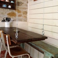 Table suspendue Voilà une bien belle idée pour optimiser le coin repas d’un petit espace. C’est ce que propose le gîte Kailloux situé à Bois le Roi, à quelques kilomètres de Fontainebleau,...