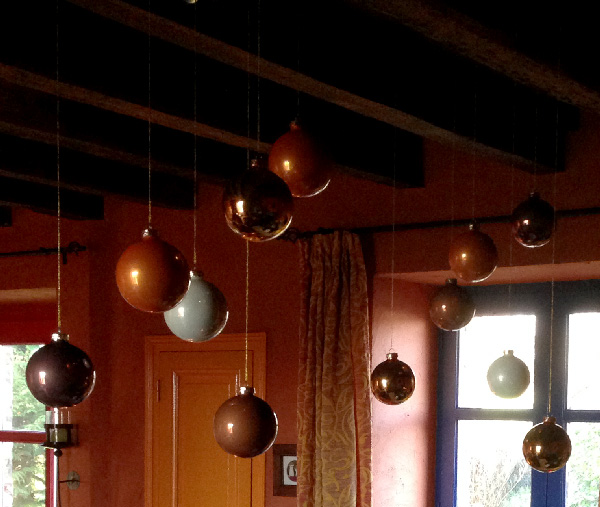  Les boules de couleurs suspendues au plafond