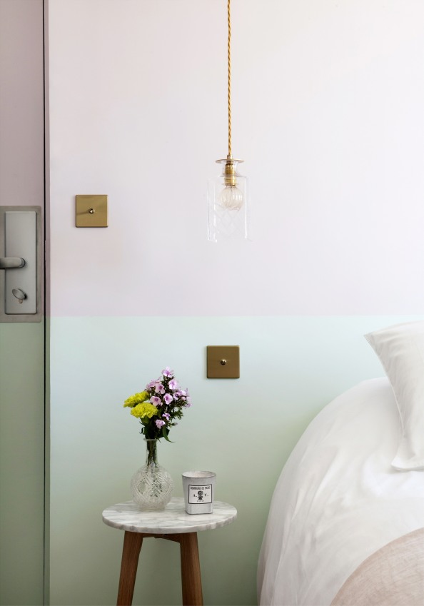 hotel-henriette-gobelins-gros-plan-d-un-cote-d-un-lit-avec-un-vase-fleuri-pose-a-cote-les-couleurs-du-murs-sont-pastels-rose-et-vert-sizel-158201-1200-849